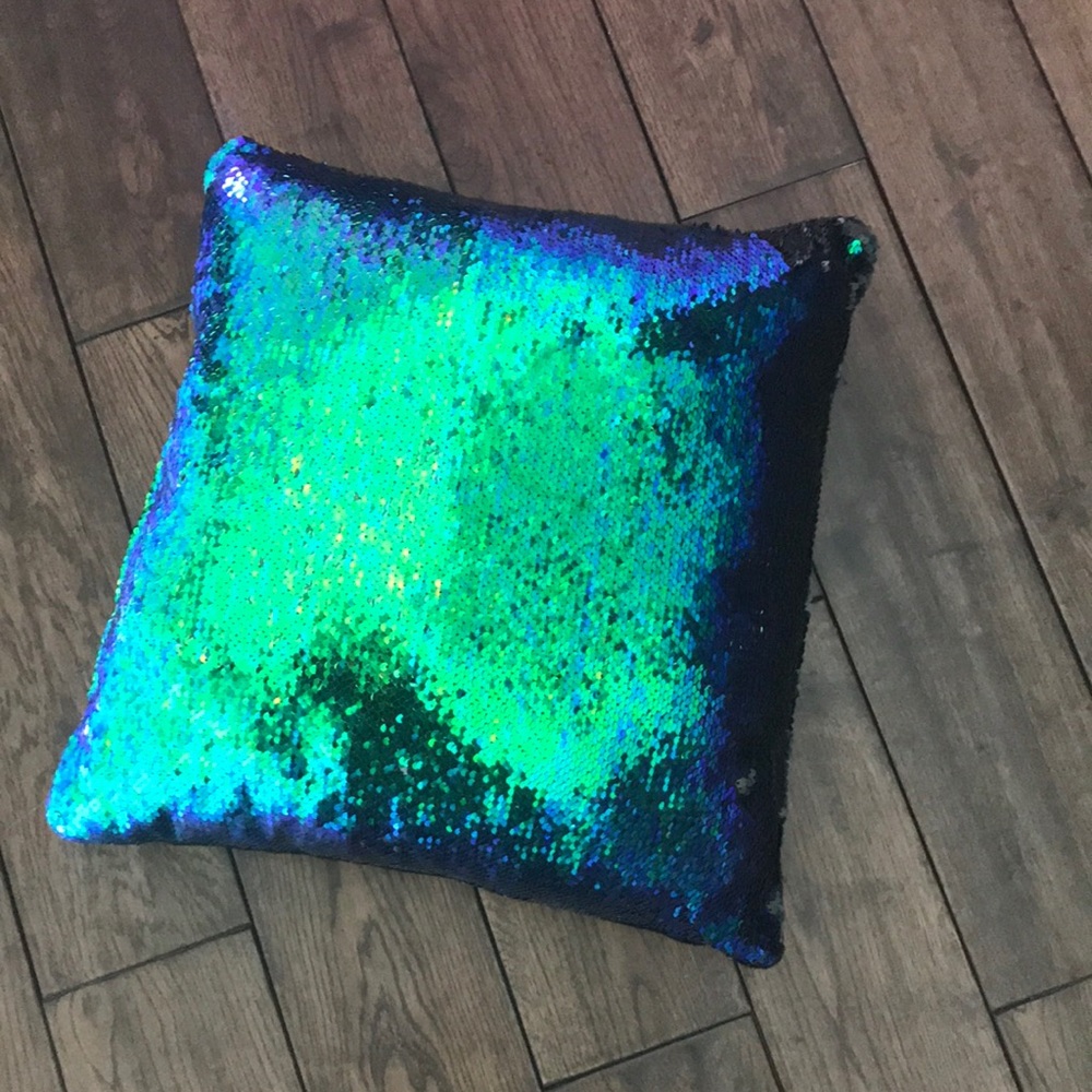 Pillow sequin